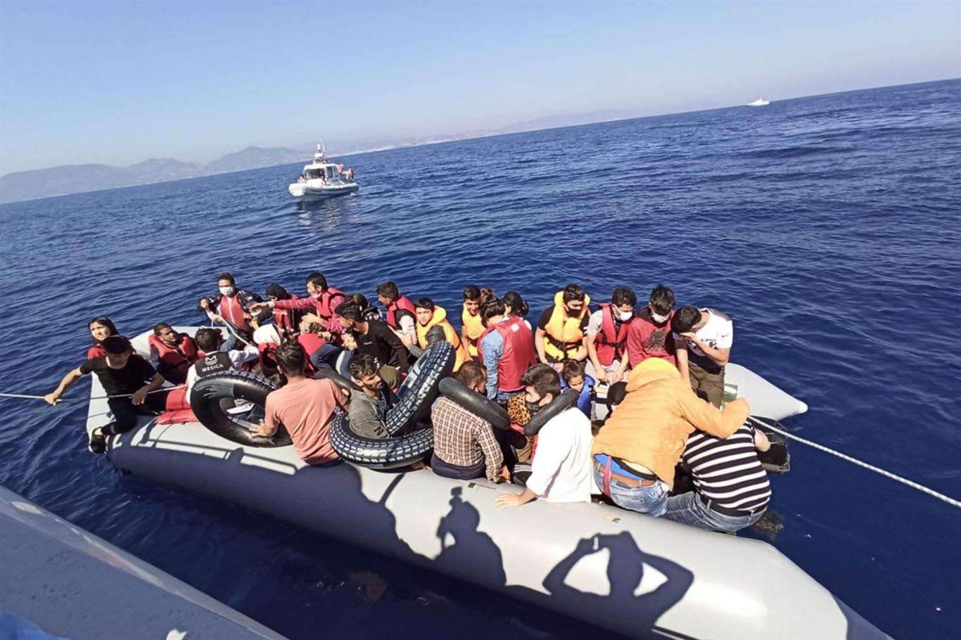 Yunanistan tarafından Türkiye kara sularına itilen 67 düzensiz göçmen kurtarıldı